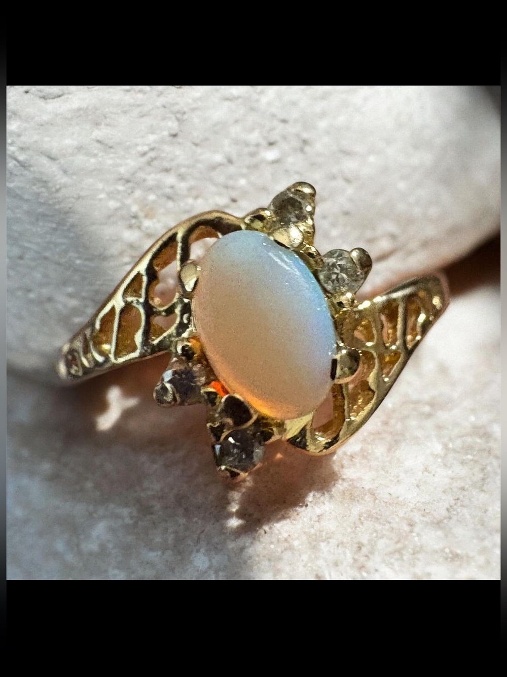 14K Vintage Solid Yellow Gold “Natural Opal” Ring w/ Real Diamond Accents.
Sz 4